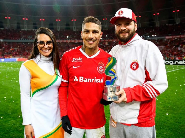 Guerrero, do Internacional, recebe o prêmio de Craque do ...