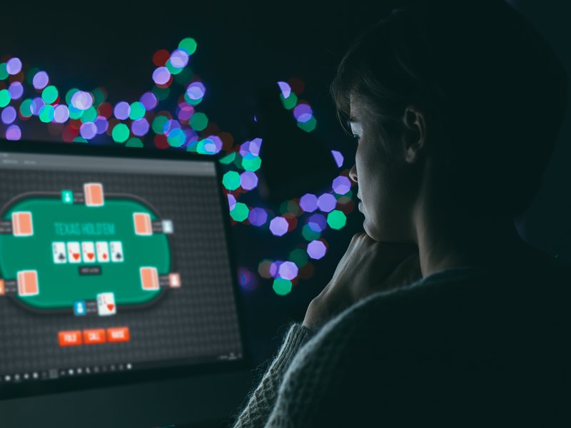 mujer computadora poker