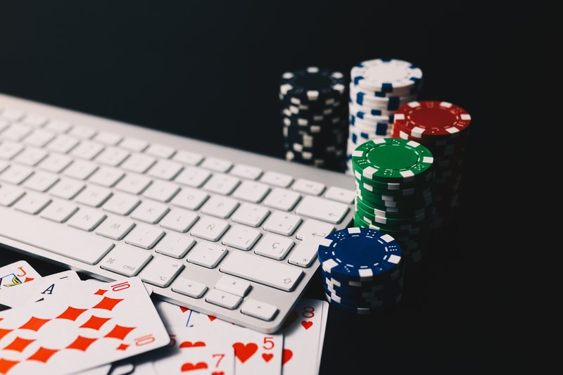 Como jogar poker online grátis