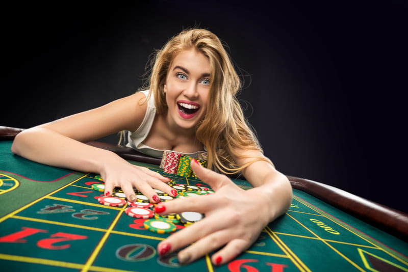 jogo de casino online com cartas de jogar, roleta e fichas de