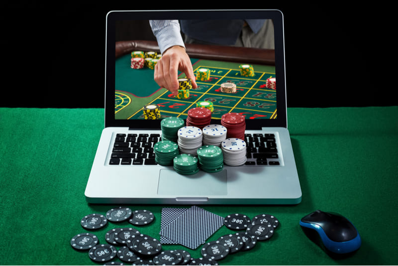 Jogo de casino online com roleta e pôquer