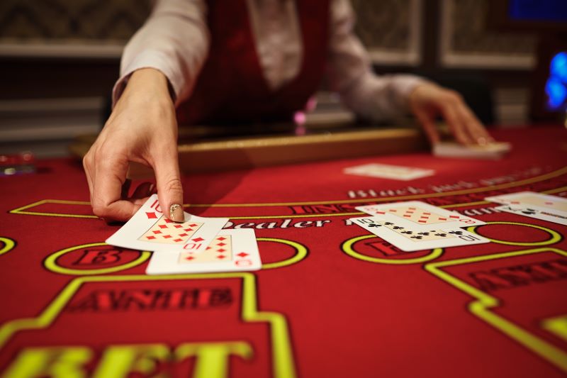 Prácticas del crupier en blackjack