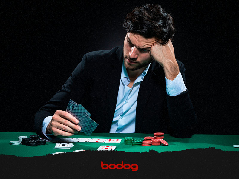 homem jogando poker
