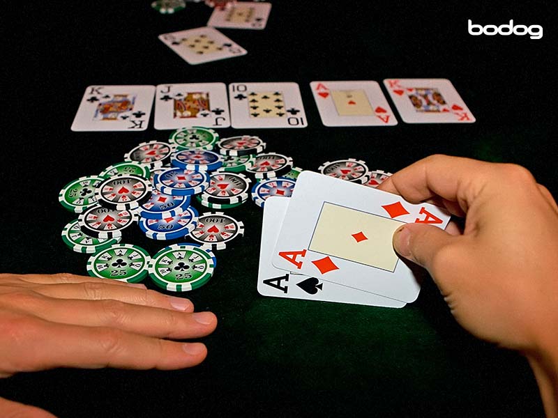 Saiba como jogar com um Trio no Poker