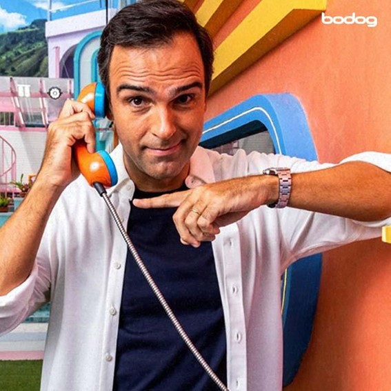 Tadeu Schmidt com telefone na casa de BBB25