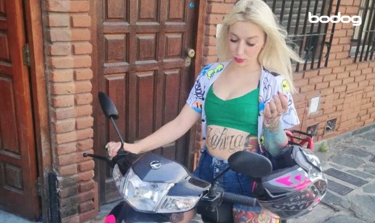 Katia gran hermano sobre una moto